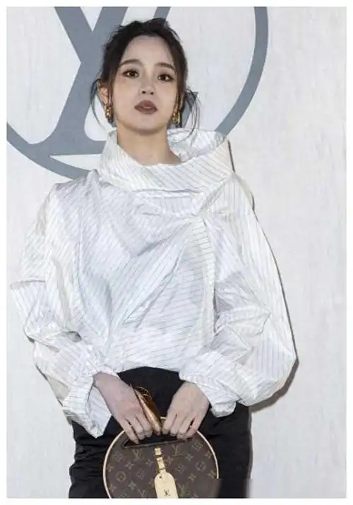 巴黎时装周闪耀明星齐露怯肿王一博呆刘亦菲亮相