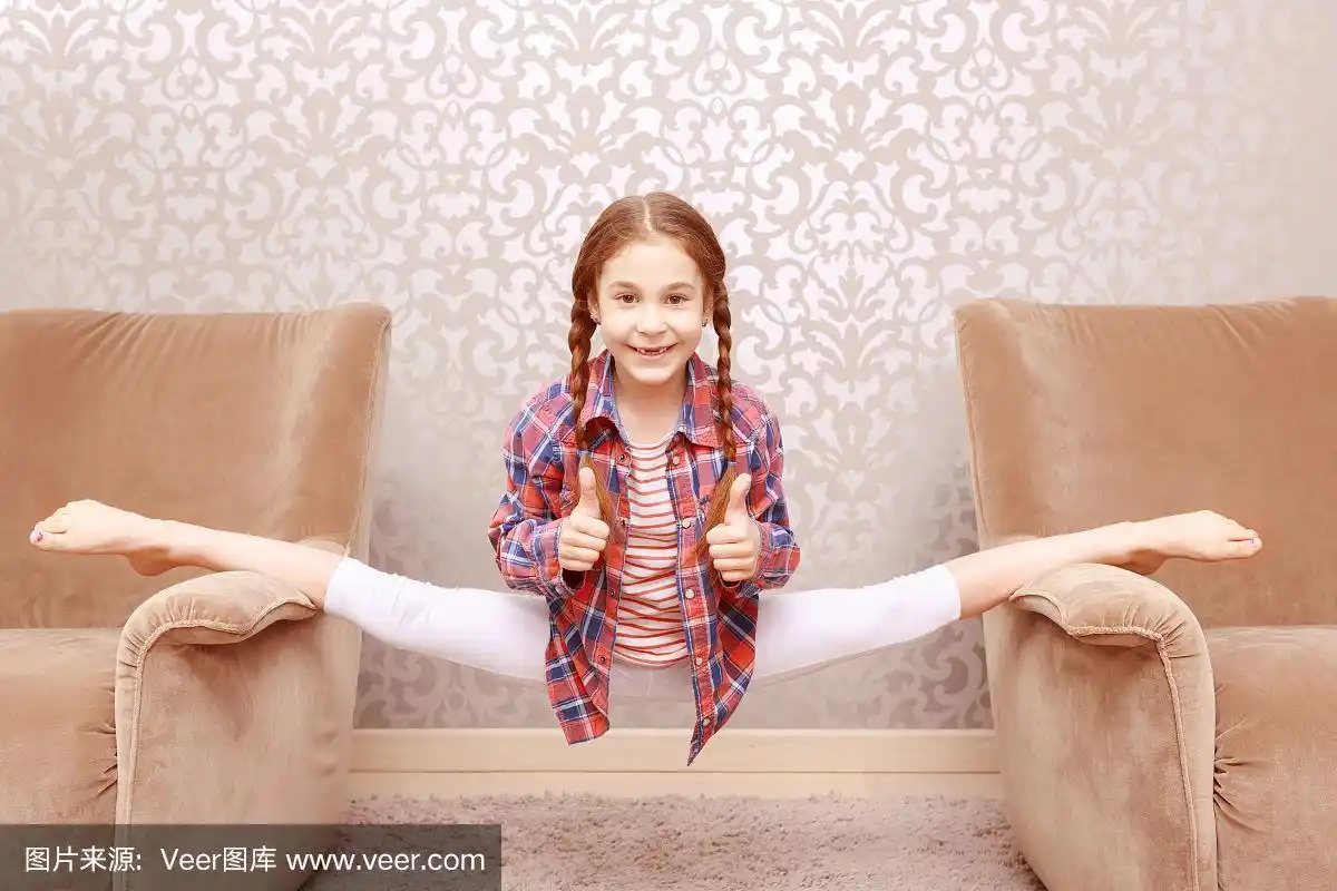 柔韧的小女孩劈开双腿