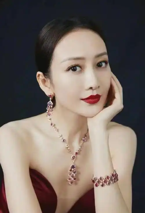 王鸥美图大秀事业线大长腿雪肤魔鬼身材性感撩人网友爱了