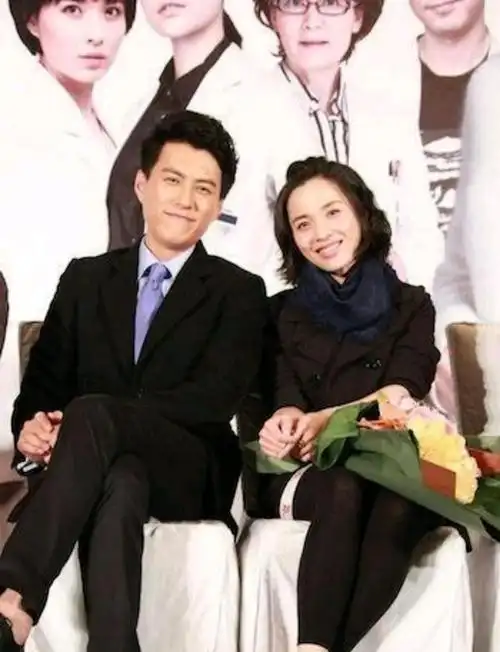 老干部"靳东"偏爱离过婚的女人?二婚老婆太旺夫,靳东一炮而红