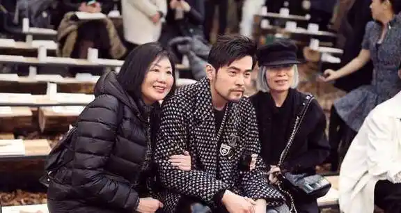 昆凌穿粉衣晒小小周弹跳床,一个小细节让周杰伦醋意满满_周妈妈_带着