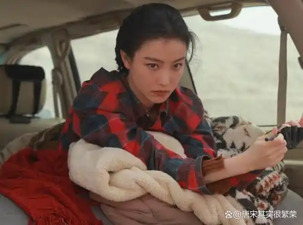 然而,之后倪妮并未抓住红利期参演更多作品,而是频繁亮相各大红毯,一