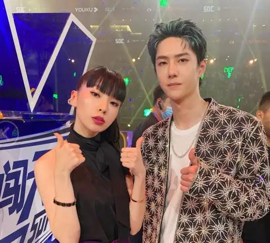 王一博的这些合照都有一个共同点你发现没