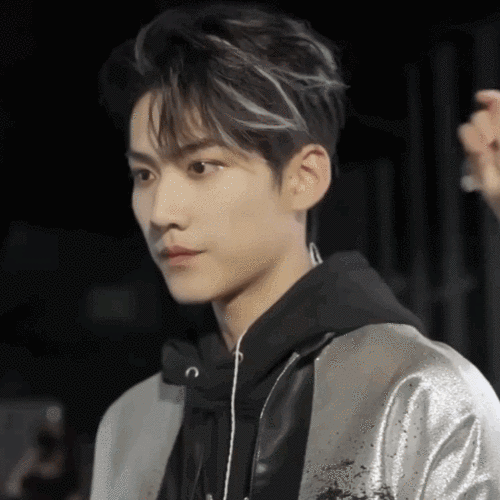 我觉得这个也可以 银色挑染 删除 赞回应 来自 豆瓣app