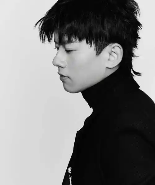 张杰首登《费加罗男士》封面,黑白西装配皮裤,太酷啦!_黑色_杂志_时尚