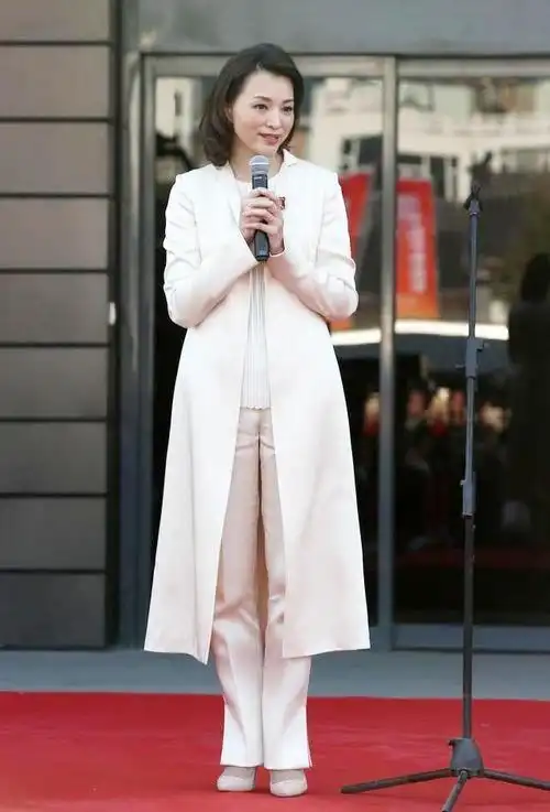 董卿很接地气路边吃面条好随性再搭个丸子头更是加分不少