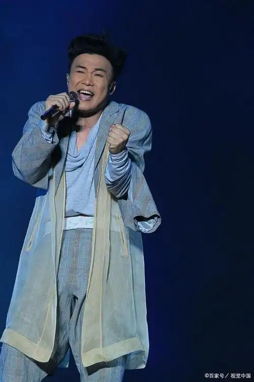 陈奕迅,香港乐坛的代表性人物之一,被誉为"k歌之王",以其独特的嗓音和