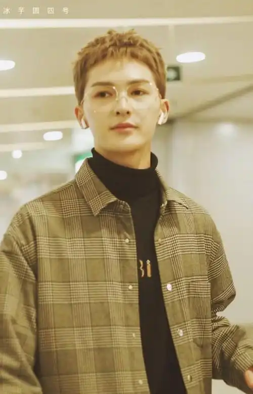 朱正廷身穿高领毛衣格子衬衫亮相机场板寸头的他超极man