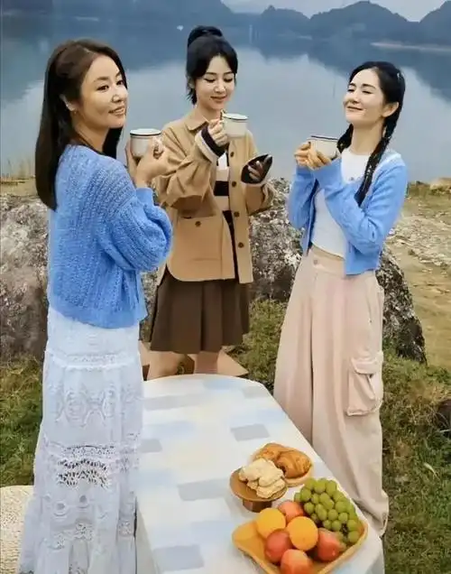 女版"向往的生活"首播火了,观众却骂声一片,骂的理由出奇一致