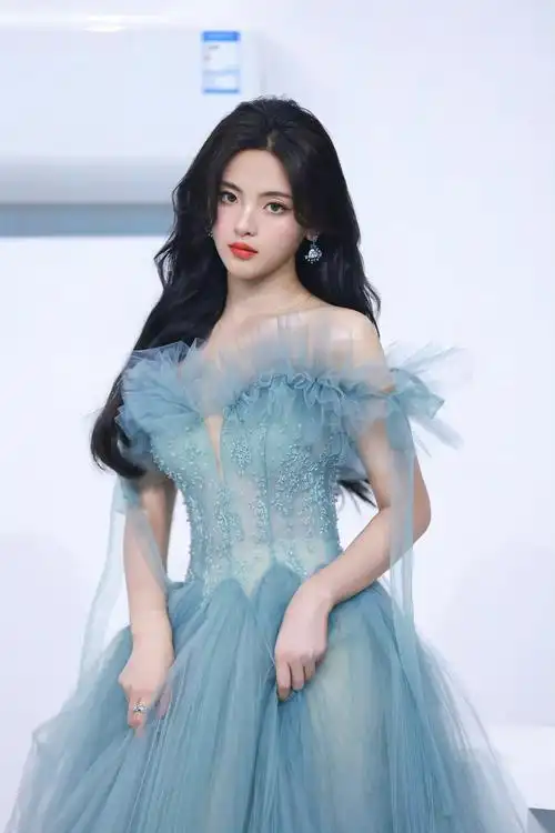 杨超越蓝色礼服美绝了,生图也很抗打……__财经头条
