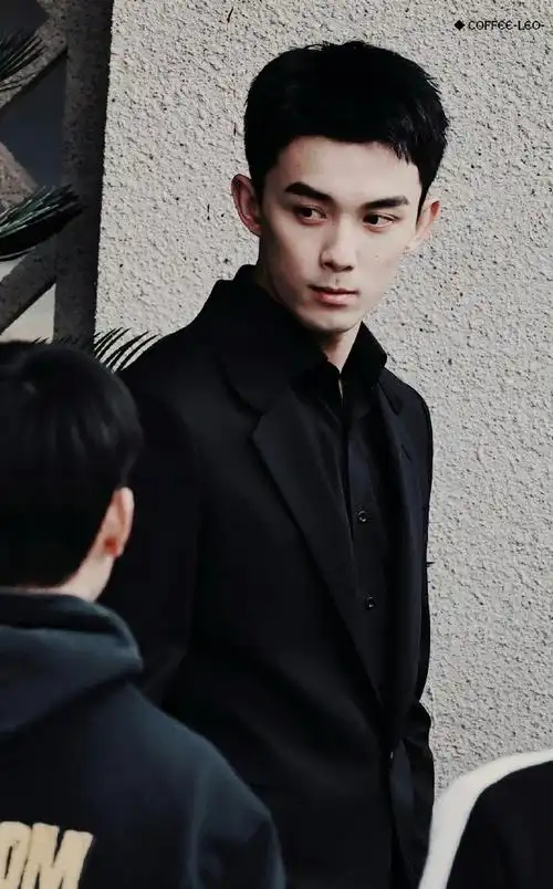 吴磊在暴雪时分黑西装饭拍路透##吴磊在暴雪时分黑色西装造型##吴磊