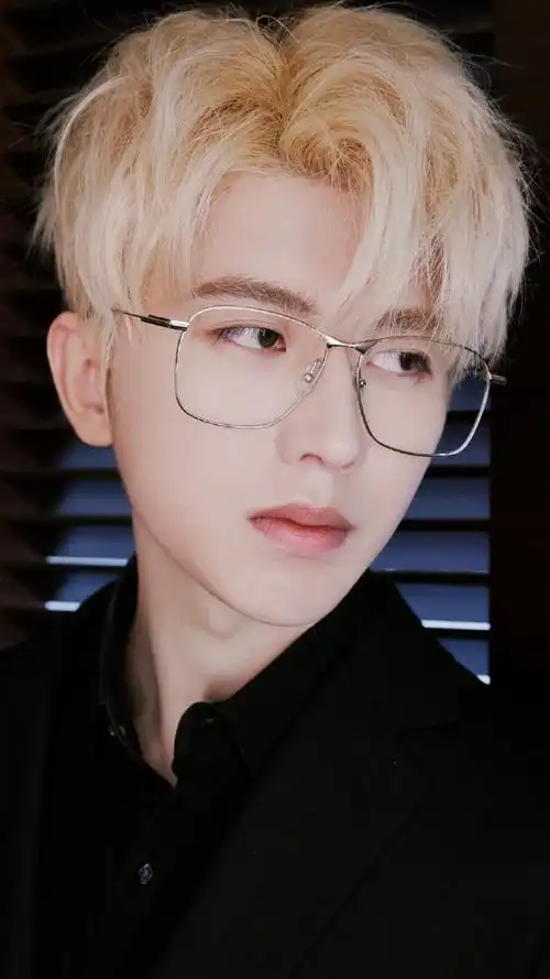 蔡徐坤金发眼镜造型##蔡徐坤金发光晕氛围感