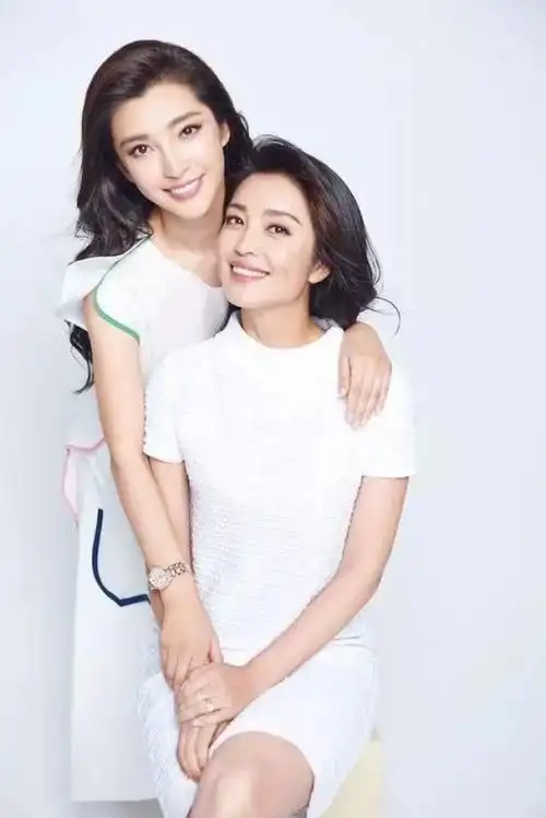 李冰冰罕见和妹妹同框,两人共用一张脸,李雪颜值气质不输女明星