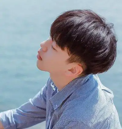 男生暑假快要来临,天气也越来越热,是时候打理一款清新宜人的短发发型