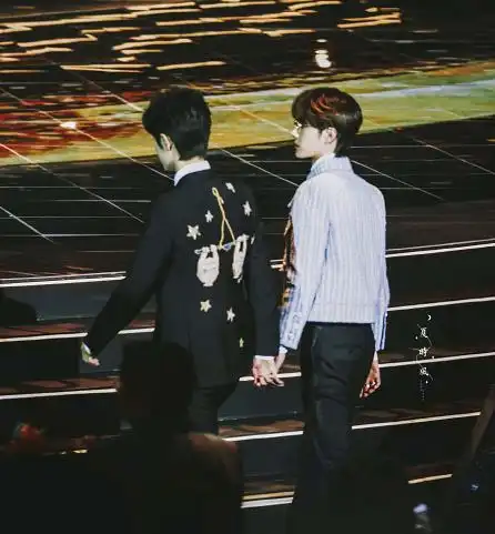 有种巧合叫明星错位图,王一博肖战手拉手,看到王俊凯:先截图为敬_腾讯