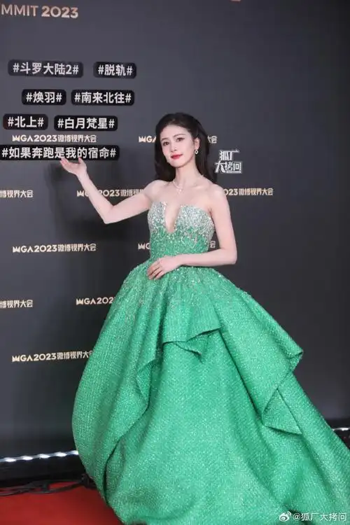 白鹿裙摆好大#白鹿今夜微博视界大会红毯生图,造型太顶了00