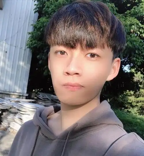 00后的男生,似乎更加喜欢把刘海留得长一些,这样自己就不会显得那么