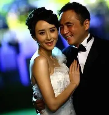 回顾胡静嫁马来西亚富豪丈夫为了不和她分房睡竟割掉扁桃体