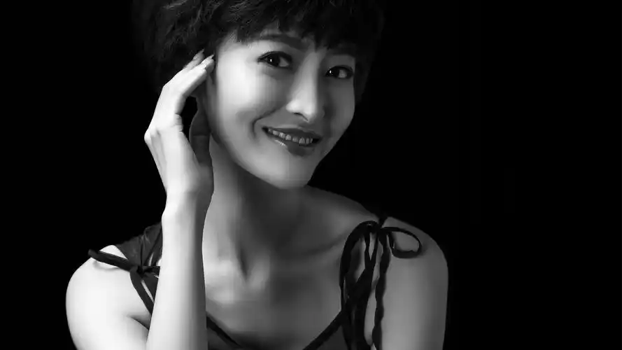 女艺人杨洋短发俏皮写真