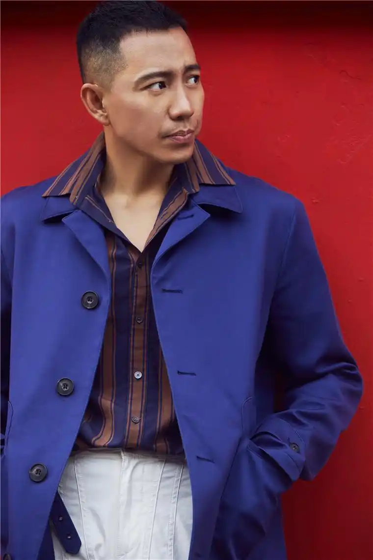 硬汉来袭!谷智鑫最新街拍撞色搭配气度不凡