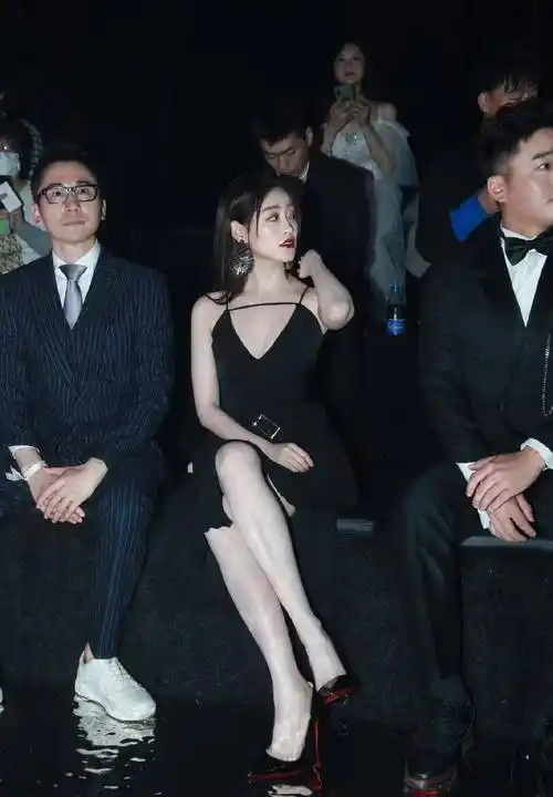 祝绪丹身穿黑色吊带高跟鞋,尽显迷人魅力!_皮肤_身材_时尚