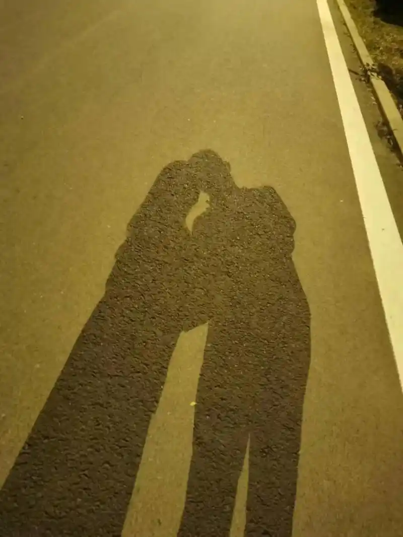 我们俩 太阳下的影子,一个是我的,另一个也是我的 - 抖音