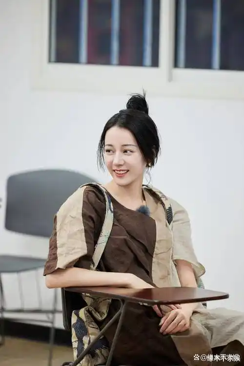 迪丽热巴《花少5》引争议,不穿拖鞋被嘲太邋遢,更多行为被扒_网友