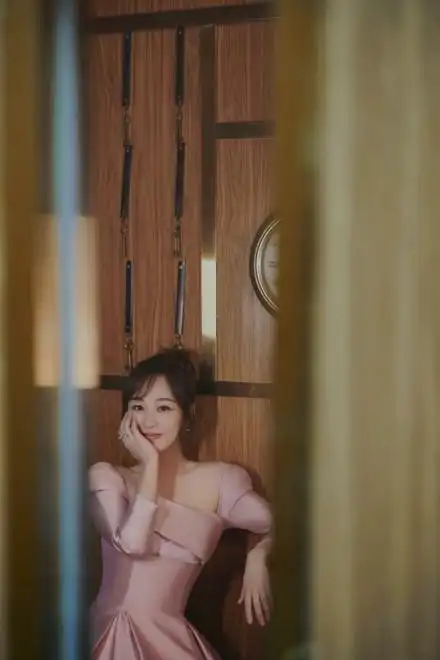 杨紫晒照cos普普 齐刘海短发造型俏皮又灵动