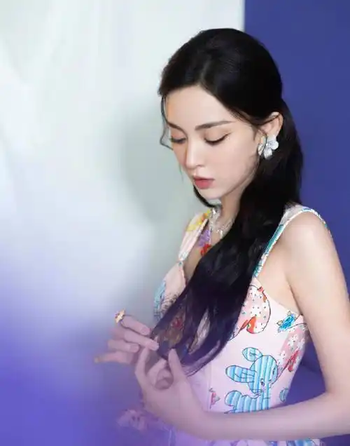 古力娜扎仗着颜值高就是任性,穿粉色的印花吊带连衣裙,清新浪漫_贵气