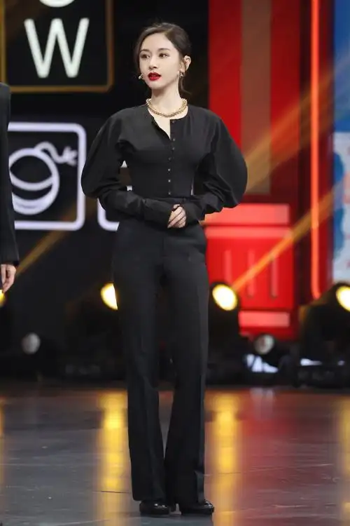 王子文恋爱后更时髦了,穿风衣又酷又拽,气场强大却不失时尚范