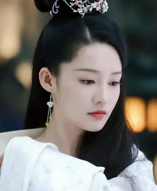 李沁古装剧照甜美写真