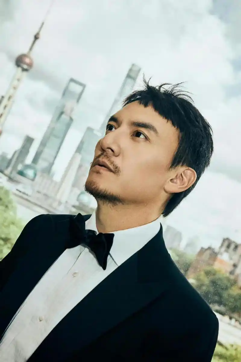 张震  昨晚活动造型,西装革履的风雅绅士,散发着成熟男性魅力~  明星