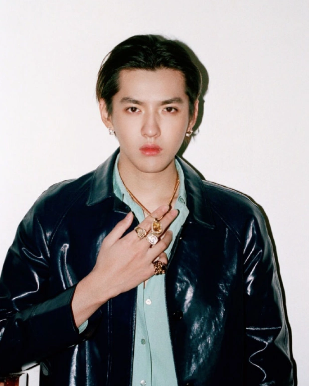 吴亦凡中分长发新造型:登陆顶级杂志封面,这样的kris你见过吗?