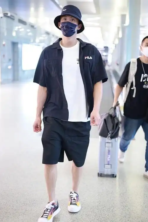 黄景瑜气场太足穿白t搭黑色短衬衫手臂青筋暴起男子气概爆棚