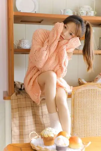 可爱毛衣少女甜美白皙居家写真图片