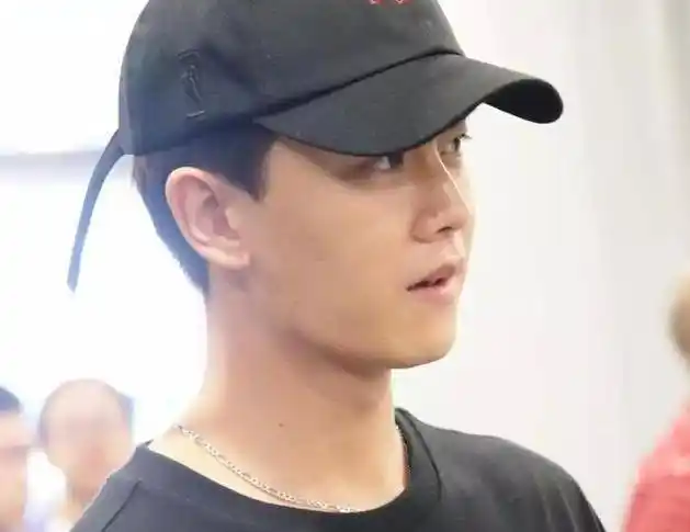 有种"养眼"叫爱豆素颜,躲过了任嘉伦和鹿晗,看到肖战:羡慕了_化妆