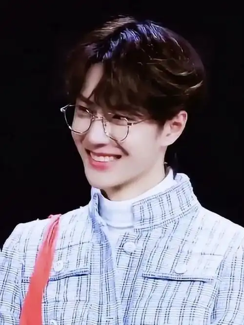 王一博 #治愈系笑容 #一眼沦陷 #这谁顶得住啊 #氛围感 - 抖音