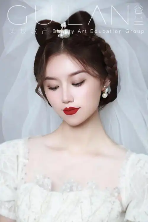 谷兰美妆教育频道的化妆造型作品《减龄公主风盘发新娘造型》