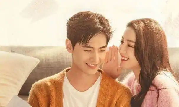 杨洋和热巴共撑一把伞在迪士尼看烟花,背影很浪漫,身体很僵硬_荣耀