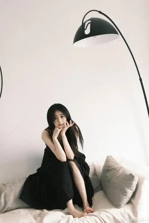 徐璐穿吊带裙慵懒随性 与小狗互动表情呆萌