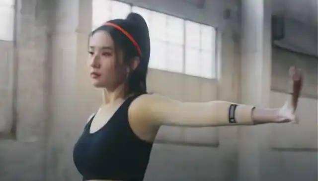 刘亦菲健身照曝光穿露脐背心扎马尾辫造型洋气身材傲人