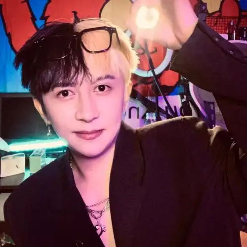 在过一段时间染的是银灰色 阴阳头很93 也可以同时换很多种发型颜色