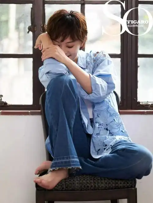 孙俪最新杂志封面大片曝光 穿修身连衣裙优雅浅笑_娱乐频道_中国青年