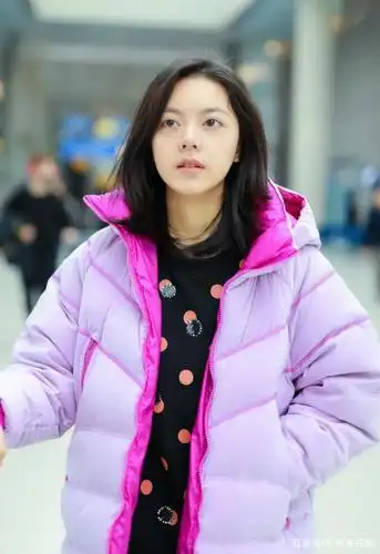 "初恋女神"赵今麦现身机场,粉棉袄加马丁靴,今天是甜酷小可爱