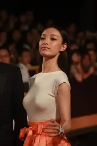 倪妮穿裙子上身真挺拔,网友:你也不看看她鞋跟有多高?_手机搜狐网