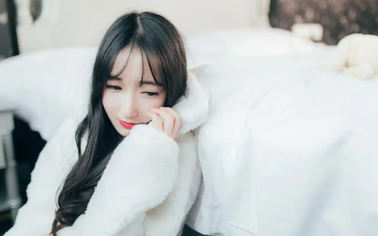 清纯少女冬日唯美高清桌面壁纸