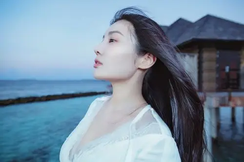 徐冬冬海风拂面颜值抗打壁纸写真 灵动少女纯粹美妙