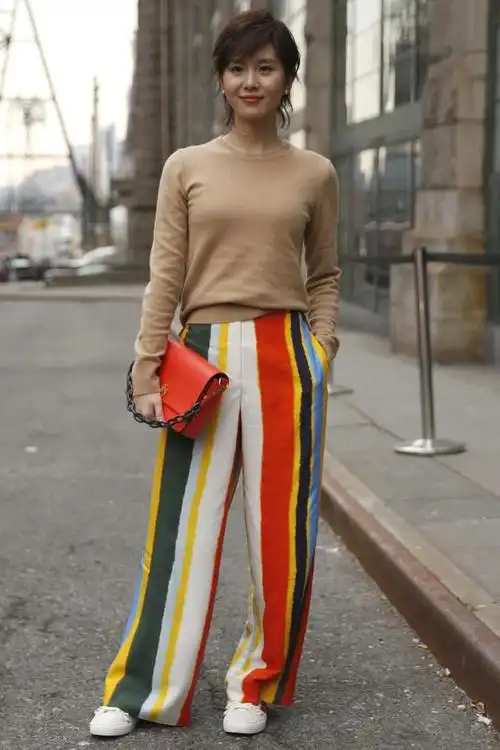 刘诗诗真是成熟御姐白上衣配皮裙气场强纤细美腿半裙都挡不住