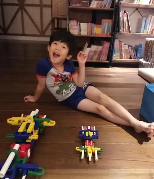 其实除了小姗姗和姐姐小泡芙长得像,连刘畊宏的大儿子也和小泡芙像是