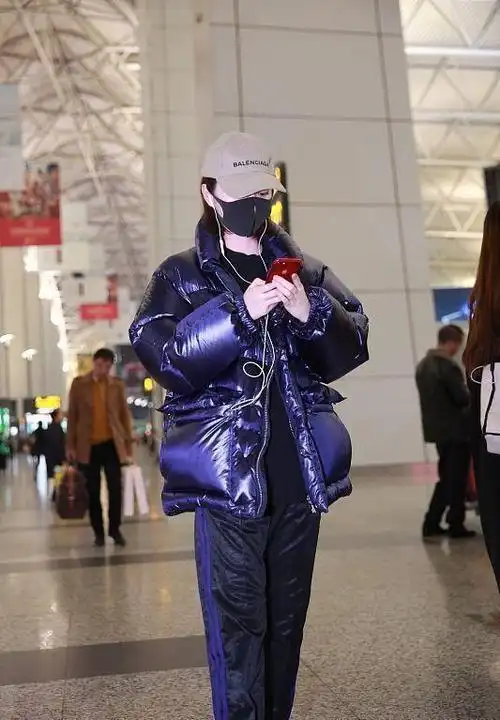 景甜的贵气感藏不住了穿亮面裙显出曲线身材真看不出有赘肉